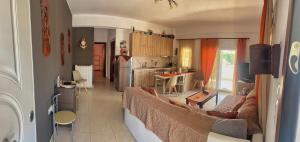 cocina y sala de estar con sofá y mesa en Bluebay Lux Apartment of Halkidiki, en Sozopoli