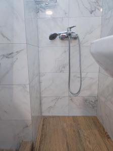una doccia con soffione e un lavandino in bagno di Giorgio studios a Kokkari