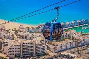 um teleférico sobrevoando uma cidade com uma praia em great location flat Calm & Chocolat gift em Agadir