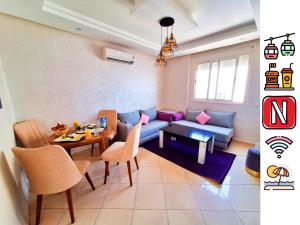 uma sala de estar com um sofá e uma mesa em great location flat Calm & Chocolat gift em Agadir