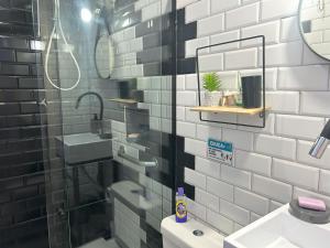 a bathroom with a shower and a sink and a mirror at Hostel Quintal de Casa in Foz do Iguaçu +29 photos