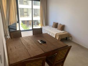 Habitación con mesa, cama y ventana en Dpto Bastion del Este 103, en Tandil