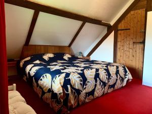um quarto com uma cama grande num quarto em Gîte Maison Made in Normandie em Bois-Normand-près-Lyre