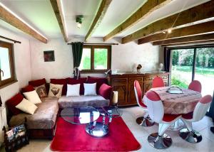 uma sala de estar com um sofá e uma mesa em Gîte Maison Made in Normandie em Bois-Normand-près-Lyre
