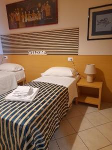 una camera d'albergo con letto e comodino con lampada di vasco rent rooms a Mantova