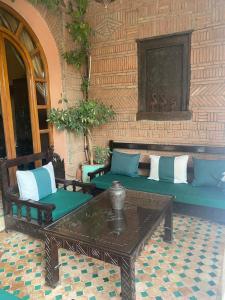 Habitación con sofás y mesa con mesa de centro. en Villa a Marrakech en Marrakech