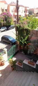 vistas a un aparcamiento con plantas y un coche en Villa a Marrakech en Marrakech