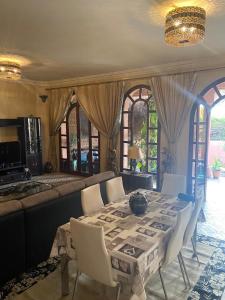 comedor con mesa y sofá en Villa a Marrakech en Marrakech