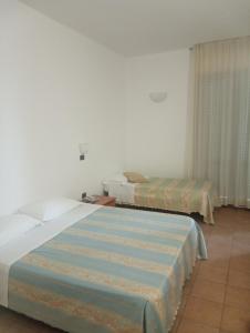 A bed or beds in a room at Hotel Beaurivage