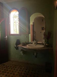 baño con lavabo con espejo y ventana en Villa a Marrakech en Marrakech