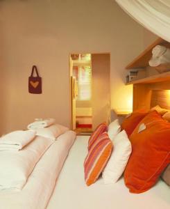 Cette chambre comprend 3 oreillers sur un lit. dans l'établissement Heaven AT 11, your Deluxe Studio with personal bathroom, kitchenette & terrace, à Gand