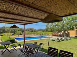 Der Swimmingpool an oder in der Nähe von Masía Rural Can Poch