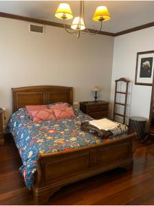 een slaapkamer met een bed met een blauw dekbed bij Quinta de Santo António in Fonte Bastardo