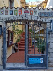 einen Eingang zu einem Gebäude mit einem Eisentor in der Unterkunft b&b il Portico Orgosolo in Orgosolo