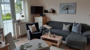 ein Wohnzimmer mit einem Sofa und einem Tisch in der Unterkunft Ferienwohnung Sommerwind in Willingen