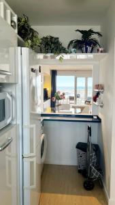 uma pequena cozinha com um lavatório e um frigorífico em La Casa De Papou I em Sant Feliu de Guíxols