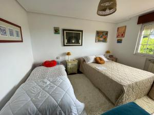 1 dormitorio con 2 camas y ventana en Ashram de La Peral, en Illas