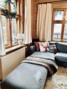 - un salon avec un canapé et une fenêtre dans l'établissement Odskocznia House, à Szczyrk