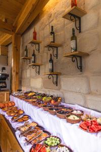 una línea de buffet con comida y botellas de vino en Sora Cave Hotel, en Göreme