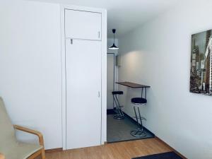 een deur naar een kamer met een tafel en een kruk bij Möbliertes Apartment-Nahe Zeche Zollverein- in Essen
