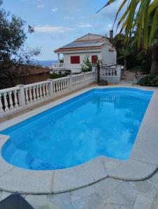 Villa Seaview في سانتا سوزانا: مسبح ازرق كبير بسياج ابيض