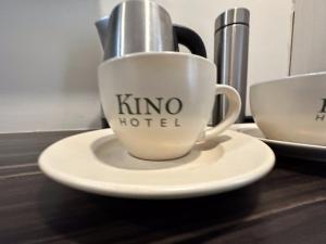 una taza de café sobre una mesa en Kino Hotel, en Shah Alam