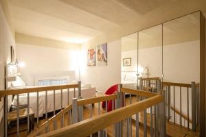 een kamer met een trap en een woonkamer bij Fossalta Lodge in Bologna