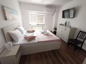 - une chambre avec un lit, un bureau et une chaise dans l'établissement Apartament Jenny, à Mangalia