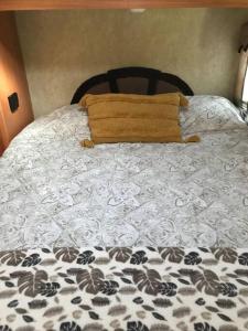 een bed met een zwart-wit dekbed en een kussen bij Stay at our place in Wine Country! in Zillah