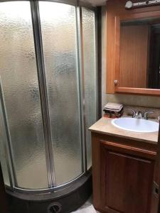 een badkamer met een douche en een wastafel bij Stay at our place in Wine Country! in Zillah