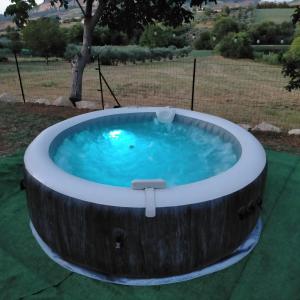 a large wooden hot tub in a yard at la casa sul lago in Scafa
