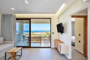 un soggiorno con divano e vista sull'oceano di Panthea Luxury Living a Kolymvari