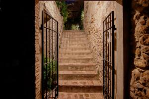 una entrada a un edificio de piedra con puertas y escaleras en Casa bascara, en Báscara