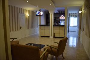 TV a/nebo společenská místnost v ubytování Crossway Tbilisi Hotel