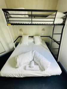 Voodi või voodid majutusasutuse Hôtel Gex toas