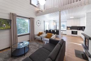 a living room with a couch and a table at Vuokatti Weekend Premium in Vuokatti