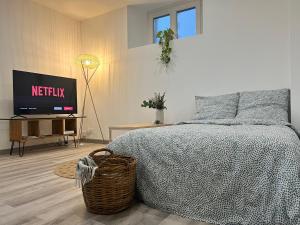 TV a/nebo společenská místnost v ubytování Accès Mer - Netflix - Fibre - T2 IODELYS