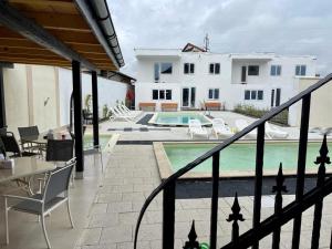 uma varanda de uma casa com piscina em Thermal Family Resort em Baile Felix