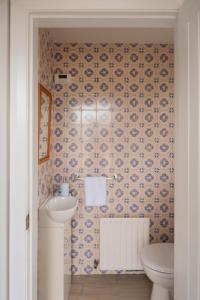 La salle de bains est pourvue d'un lavabo et de toilettes. dans l'établissement Kilcon Farmhouse (Newry -Armagh), 