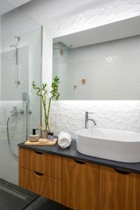 Koupelna v ubytování Aquarama Pool Apts. + 24 fotografií