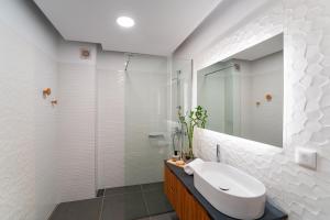 Koupelna v ubytování Aquarama Pool Apts.