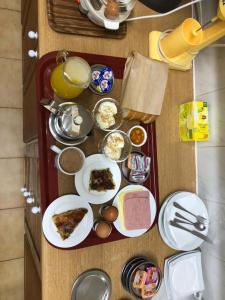 stół z talerzami żywności na górze w obiekcie Lappa Hotel w mieście Plakias