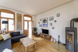 sala de estar con sofá y TV en NUUMIS luxury 115 m2 Apartment, Dresdner Heide mit Garten, en Dresden