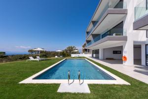 Bazén v ubytování Aquarama Pool Apts. nebo v jeho okolí