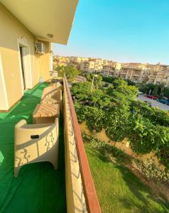 開羅的住宿－Luxury & spacious 3BD Apartment in family house，阳台设有长椅,享有城市美景。