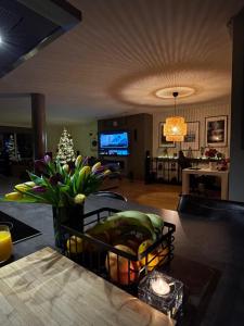 a living room with a table with a basket of fruit at Dreamland Resort in Zaventem