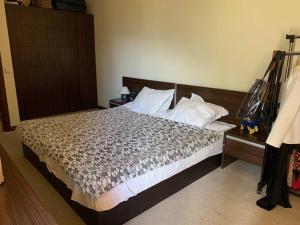 um quarto com uma cama grande num quarto em Balkan houseB em Razlog