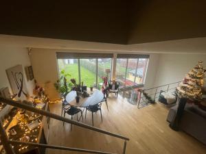 uma sala de estar com uma mesa e uma árvore de Natal em Dreamland Resort em Zaventem
