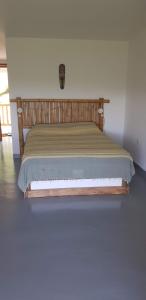 Una cama de madera en una habitación con en VISTA CARIBE en Portobelo