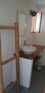 a bathroom with a sink and a mirror at VISTA CARIBE in Portobelo